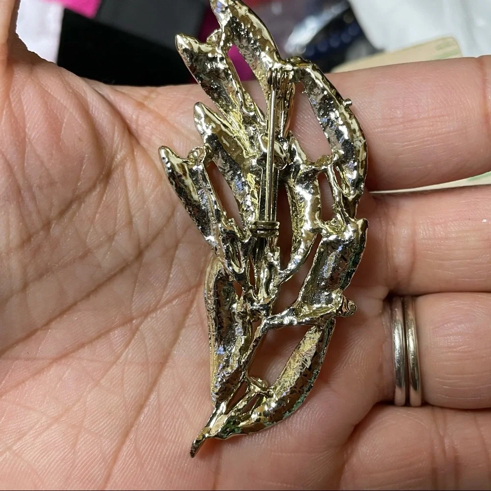 Vintage Broaches set of four pieces